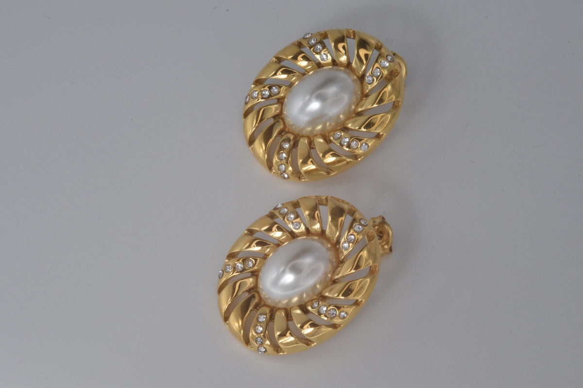 Oval Gold Pearly Earrings