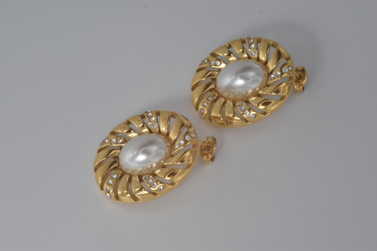 Oval Gold Pearly Earrings